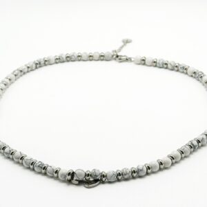 Collana in perle sintetiche in varie colorazione con montatura in ottone